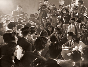 記者会見 [吉岡専造, アサヒカメラ 1953年8月号より]のサムネイル画像