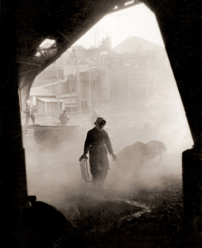 豆炭工場風景 [徳永昭, 日本カメラ 1956年7月号より] パブリックドメイン画像 