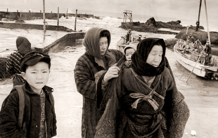 漁村の人達 [剣政志, 日本カメラ 1956年7月号より] パブリックドメイン画像 