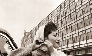 オリンパス光学工業株式会社の広告 [樋口忠男, 日本カメラ 1956年7月号より]のサムネイル画像
