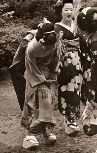 舞妓さん [稲村隆正, 日本カメラ 1956年7月号より]のサムネイル画像