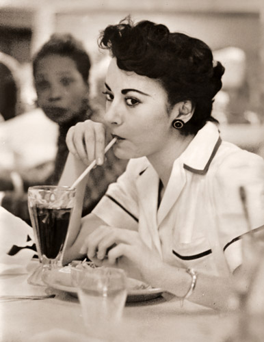 ロスアンゼルスの食堂にて [小林芳作, 日本カメラ 1955年7月号より] パブリックドメイン画像 