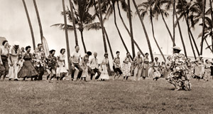 フラダンスを習う人々 [小林芳作, 日本カメラ 1955年7月号より]のサムネイル画像