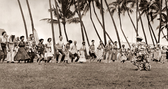 フラダンスを習う人々 [小林芳作, 日本カメラ 1955年7月号より] パブリックドメイン画像 
