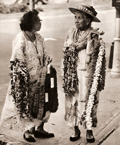 ハワイのレイ売り [小林芳作, 日本カメラ 1955年7月号より]のサムネイル画像