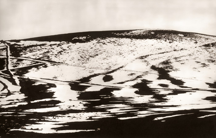 残雪（三原山にて） [河野徹, 日本カメラ 1955年7月号より] パブリックドメイン画像 