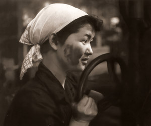 女子工員 [永井仁司, 日本カメラ 1955年7月号より]のサムネイル画像