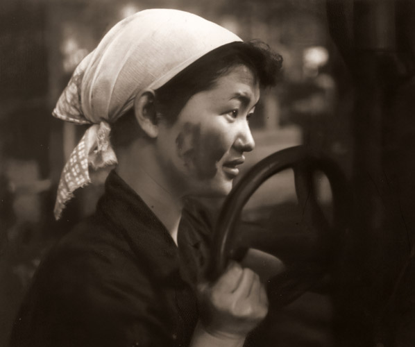 女子工員 [永井仁司, 日本カメラ 1955年7月号より] パブリックドメイン画像 