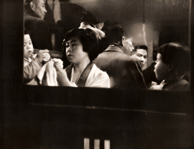 車窓 [海道太一, 日本カメラ 1955年7月号より] パブリックドメイン画像 