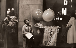 夜の新橋駅 [梶原高男, 日本カメラ 1955年7月号より]のサムネイル画像