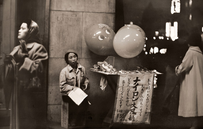 夜の新橋駅 [梶原高男, 日本カメラ 1955年7月号より] パブリックドメイン画像 