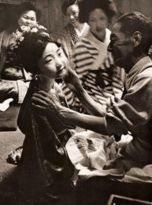 楽屋にて [伊藤秀太, 日本カメラ 1955年7月号より]のサムネイル画像