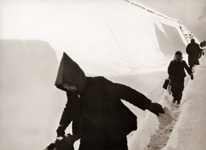 積雪の朝 [中原明広, 日本カメラ 1955年7月号より] パブリックドメイン画像 