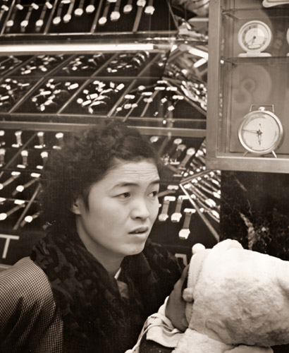 待ちくたびれた女 [沢登貞良, 日本カメラ 1955年7月号より] パブリックドメイン画像 
