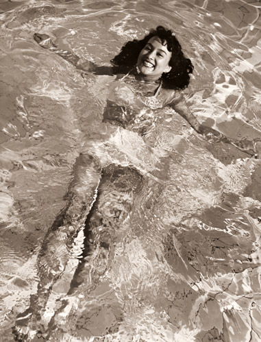プールにてA [吉田潤, 日本カメラ 1955年7月号より] パブリックドメイン画像 