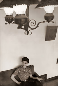 灯の下 [羽田敏雄, 日本カメラ 1955年7月号より]のサムネイル画像