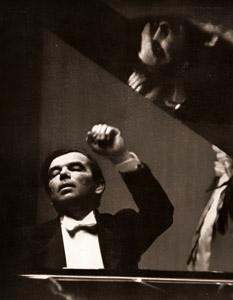 ウオルフ氏（山葉ホールにて） [丹野章, 日本カメラ 1955年7月号より]のサムネイル画像