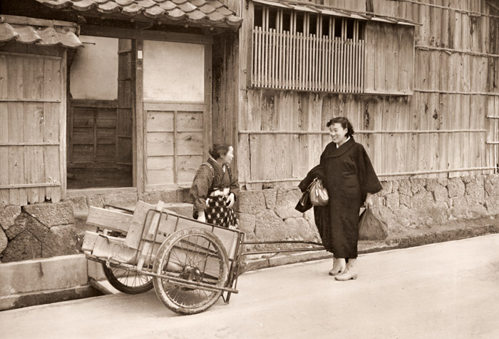 町にて（松江） [植田正治, 日本カメラ 1955年7月号より] パブリックドメイン画像 