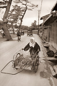 花売り（松江） [植田正治, 日本カメラ 1955年7月号より]のサムネイル画像