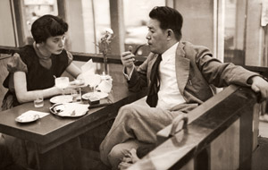 喫茶店 [中安辰夫, アサヒカメラ 1953年9月号より]のサムネイル画像