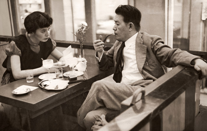 喫茶店 [中安辰夫, アサヒカメラ 1953年9月号より] パブリックドメイン画像 