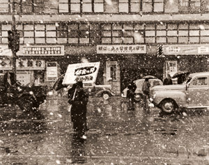 雪の街 [小林芳作, 1953年, アサヒカメラ 1953年9月号より]のサムネイル画像