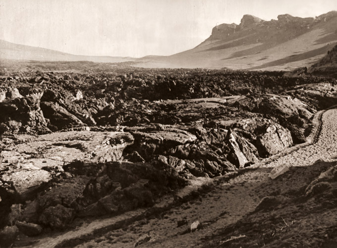 溶岩 [手島直利, 1953年, アサヒカメラ 1953年9月号より] パブリックドメイン画像 