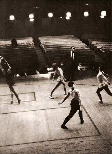 スラヴェンスカ・フランクリン・バレエ団 舞台稽古 [三堀家義, 1953年, アサヒカメラ 1953年9月号より] パブリックドメイン画像 