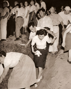 花火を見る人々 4 [船山克, アサヒカメラ 1953年9月号より]のサムネイル画像