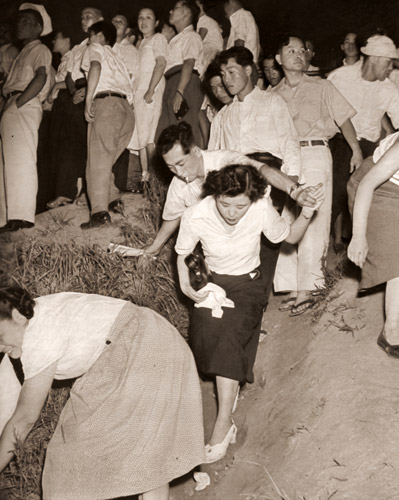 花火を見る人々 4 [船山克, アサヒカメラ 1953年9月号より] パブリックドメイン画像 