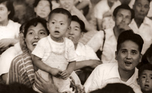 花火を見る人々 3 [船山克, アサヒカメラ 1953年9月号より]のサムネイル画像