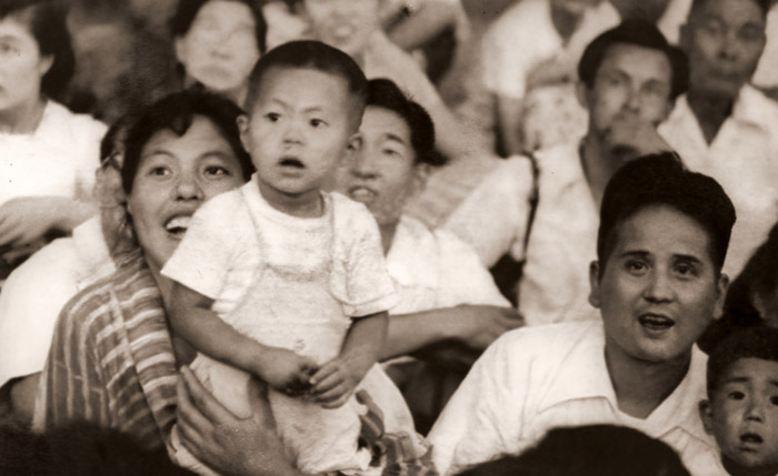 花火を見る人々 3 [船山克, アサヒカメラ 1953年9月号より] パブリックドメイン画像 