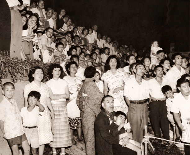 花火を見る人々 2 [船山克, アサヒカメラ 1953年9月号より] パブリックドメイン画像 