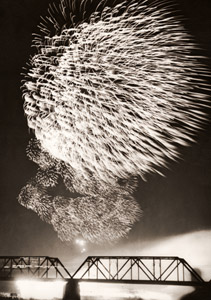花火を見る人々 1 [船山克, アサヒカメラ 1953年9月号より]のサムネイル画像
