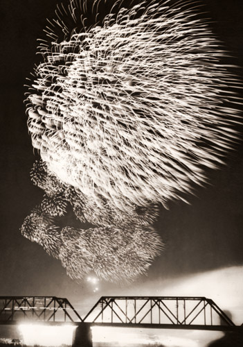 花火を見る人々 1 [船山克, アサヒカメラ 1953年9月号より] パブリックドメイン画像 