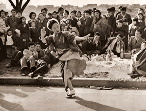 路傍の芸人 [山田広次, アサヒカメラ 1953年9月号より]のサムネイル画像