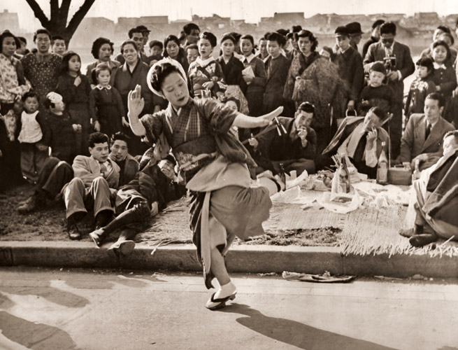 路傍の芸人 [山田広次, アサヒカメラ 1953年9月号より] パブリックドメイン画像 