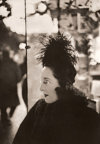 深夜の西42番街 [アンリ・カルティエ＝ブレッソン, 1947年, アサヒカメラ 1953年9月号より] パブリックドメイン画像 