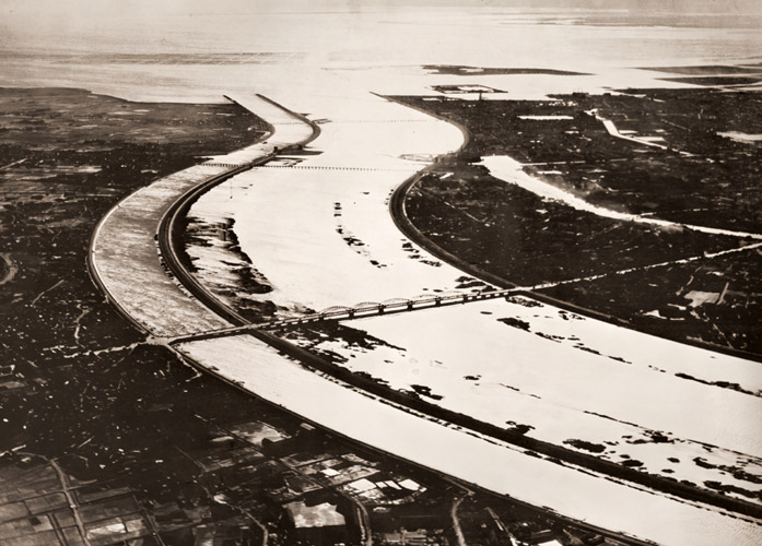 荒川放水路 [森松秀雄, アサヒカメラ 1953年9月号より] パブリックドメイン画像 