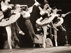 群舞（スラヴェンスカ・フランクリン・バレエ団のくるみ割り人形より） [大束元, アサヒカメラ 1953年9月号より]のサムネイル画像
