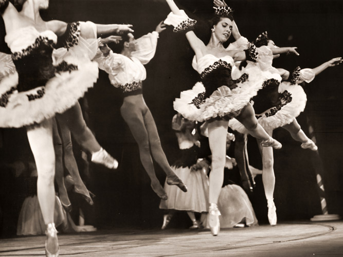 群舞（スラヴェンスカ・フランクリン・バレエ団のくるみ割り人形より） [大束元, アサヒカメラ 1953年9月号より] パブリックドメイン画像 