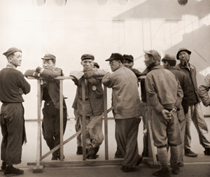 憩う荷役たち [中山正也, 1953年, アサヒカメラ 1953年9月号より]のサムネイル画像