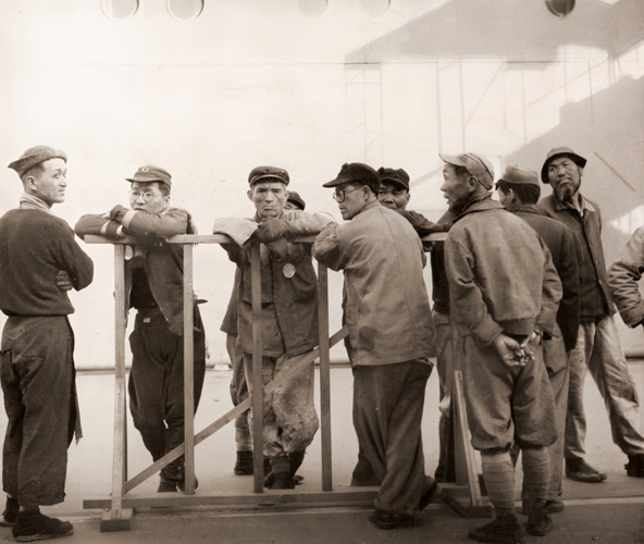 憩う荷役たち [中山正也, 1953年, アサヒカメラ 1953年9月号より] パブリックドメイン画像 