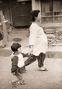 静浦にて おなかの大きな人 [土門拳, アサヒカメラ 1953年9月号より]のサムネイル画像