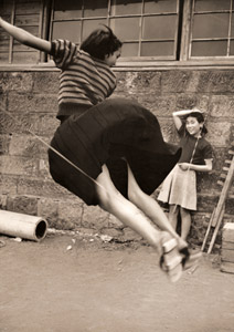 静浦にて なわとび [土門拳, アサヒカメラ 1953年9月号より]のサムネイル画像