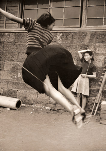 静浦にて なわとび [土門拳, アサヒカメラ 1953年9月号より] パブリックドメイン画像 