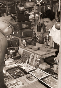 東京のまち 浅草 骨董屋 [木村伊兵衛, アサヒカメラ 1953年9月号より]のサムネイル画像