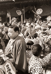 東京のまち 浅草 三社祭 [木村伊兵衛, アサヒカメラ 1953年9月号より]のサムネイル画像