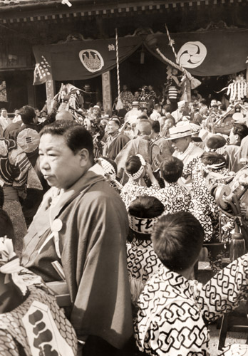 東京のまち 浅草 三社祭 [木村伊兵衛, アサヒカメラ 1953年9月号より] パブリックドメイン画像 