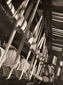 毛糸工場の糸巻機 [ピエール・ベルゾー, アサヒカメラ 1953年9月号より]のサムネイル画像
